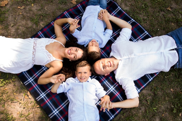 Foto gratuita vista superior de los niños que pasan tiempo con sus padres