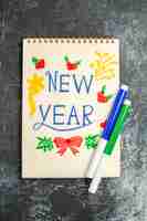 Foto gratuita vista superior de la nota de año nuevo en superficie gris