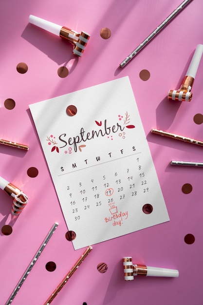 Vista superior de la nota de cumpleaños añadida en el calendario vibrante