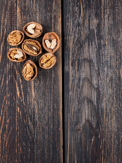 Vista superior de nueces con espacio de copia en vertical de madera