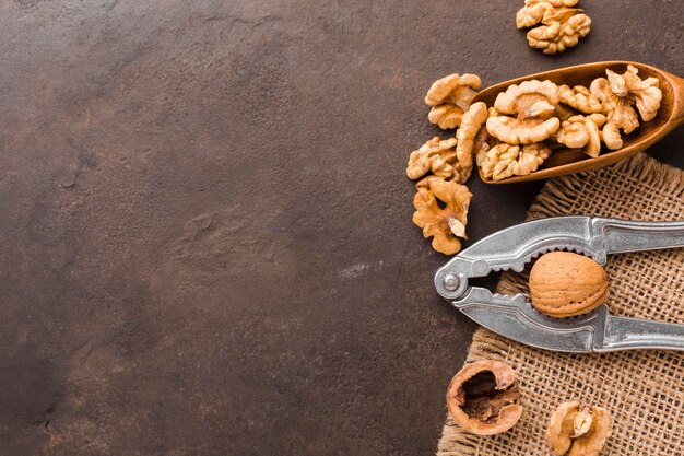 Vista superior de nueces con galleta de nuez