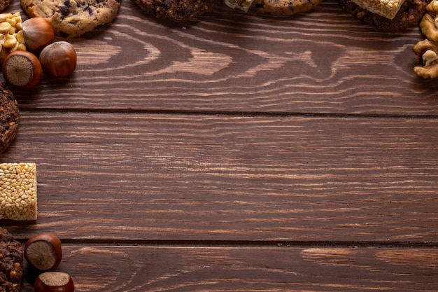 Vista superior de nueces y galletas con copia espacio en madera