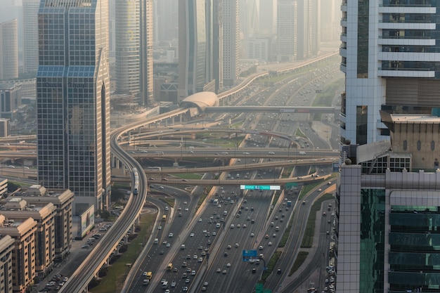 Vista superior de numerosos coches en un tráfico en Dubai, Emiratos Árabes Unidos.