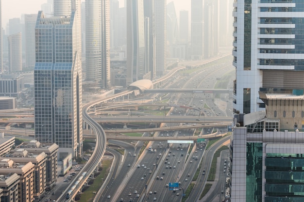 Vista superior de numerosos coches en un tráfico en Dubai, Emiratos Árabes Unidos.