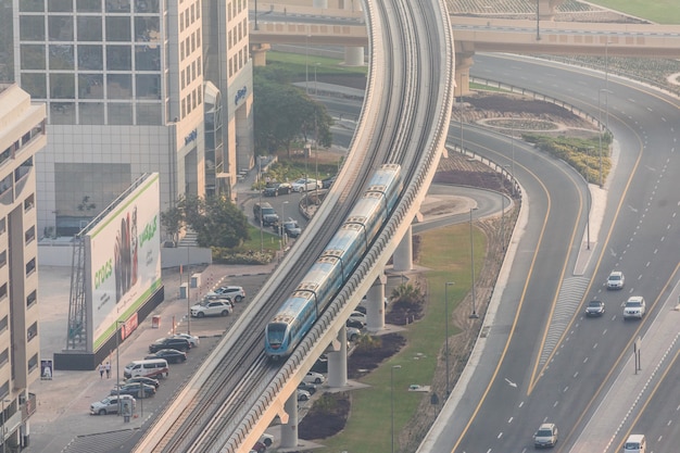 Vista superior de numerosos coches en un tráfico en Dubai, Emiratos Árabes Unidos.