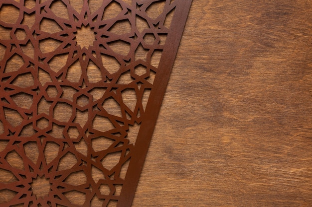 Vista superior de objetos decorativos de año nuevo islámico hechos de madera