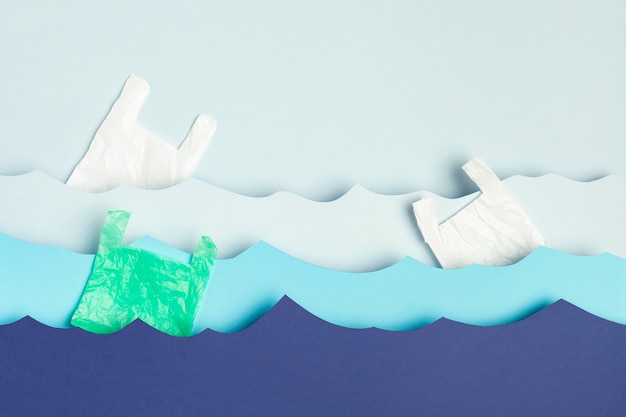 Vista superior de las olas oceánicas de papel con bolsas de plástico