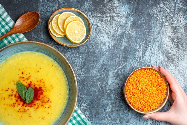 Vista superior de una olla azul con sabrosa sopa servida con menta y pimienta