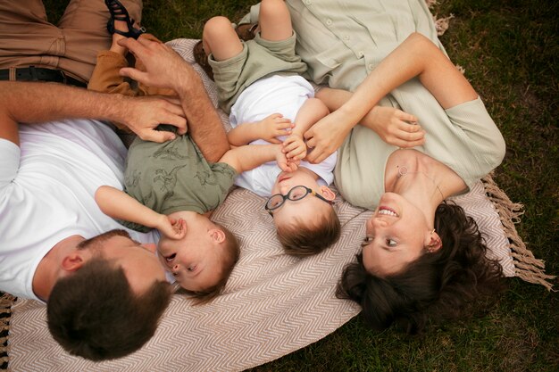 Vista superior de padres y niños tirados en el suelo