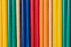 Foto gratuita vista superior de pajitas de plástico de colores mezcladas con papel