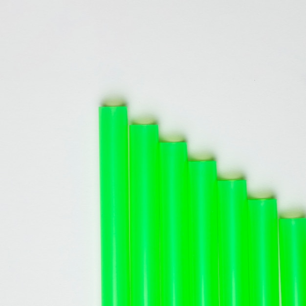 Vista superior pajitas de plástico verde