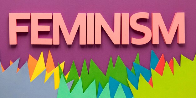 Vista superior de la palabra feminismo para el día de la mujer.