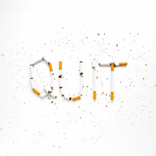 Vista superior palabras hechas de cigarros