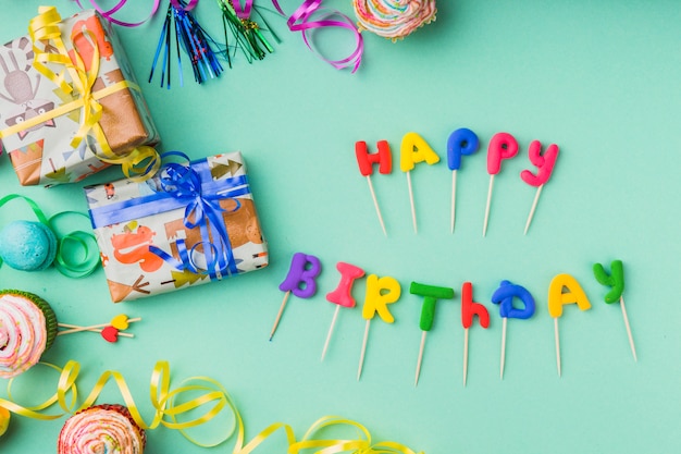 Vista superior palabras de plastilina rodeadas por elementos cumpleaños