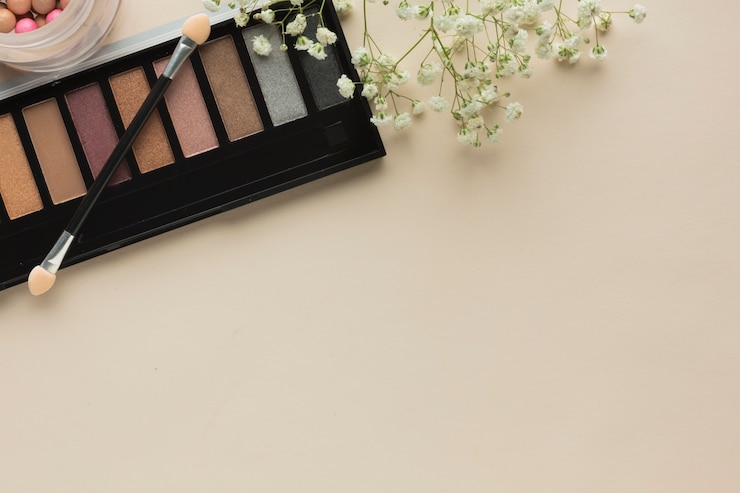 Foto gratuito vista superior de la paleta de maquillaje en la mesa