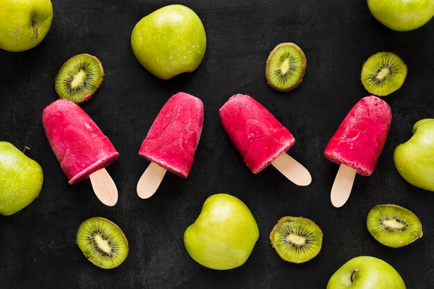 Vista superior de paletas con kiwi y manzana