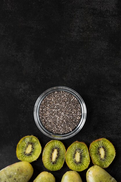 Vista superior de paletas de kiwi con semillas de amapola