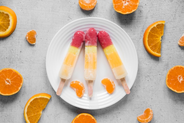 Foto gratuita vista superior de paletas con naranja