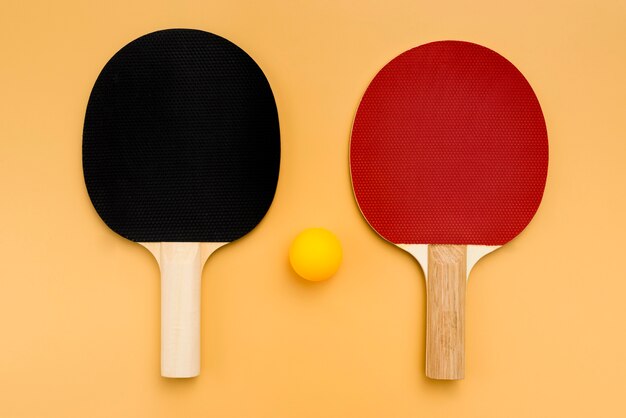 Vista superior de paletas de ping pong con pelota