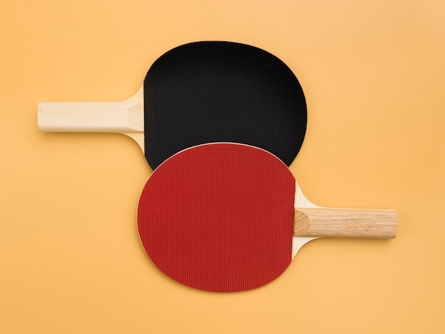 Vista superior de paletas de ping pong