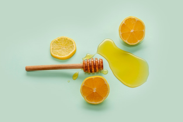 Vista superior de palitos de miel y rodajas de limón