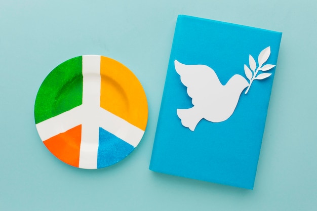 Foto gratuita vista superior de la paloma de papel con placa de signo de la paz