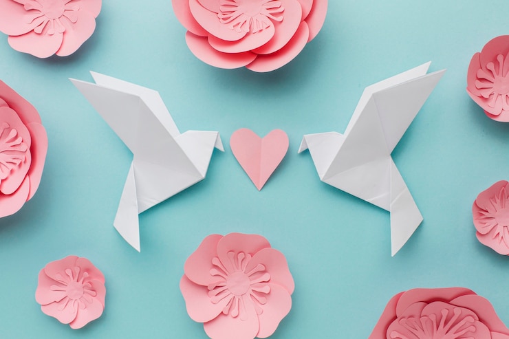 Foto gratuito vista superior de palomas de papel con corazón y flores.