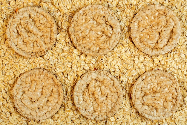 Vista superior de pan de arroz o maíz en hojuelas de avena