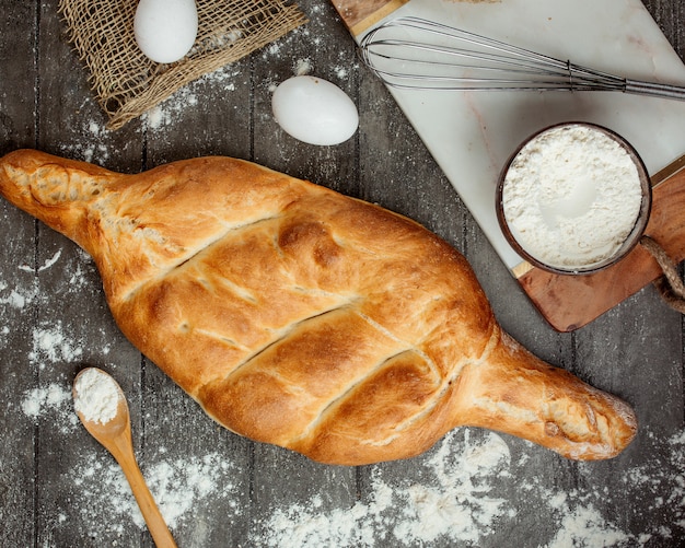 Foto gratuita vista superior del pan de bastón georgiano shotis puri