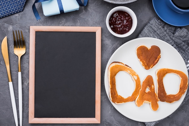 Vista superior pan cartas para el día del padre y el marco