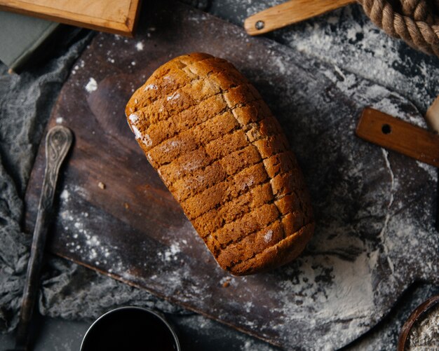 Una vista superior de pan gris en rodajas horneado en el escritorio gris pan pan masa de comida