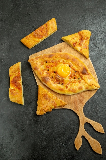 Vista superior pan de huevo al horno bollo de masa deliciosa en el espacio oscuro