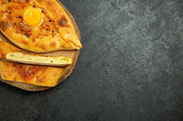 Vista superior del pan de huevo al horno delicioso recién salido del horno en el espacio gris oscuro