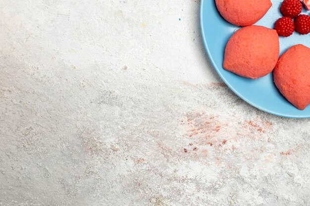 Vista superior de pan de jengibre rosa dentro de la placa en el piso blanco galleta pastel galleta dulce pastel de azúcar