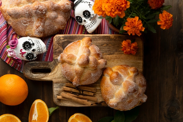 Vista superior del pan de muerto horneado