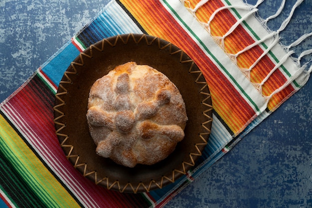 Vista superior del pan de muerto horneado