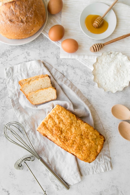 Vista superior de pan de plátano en rodajas con huevos y miel