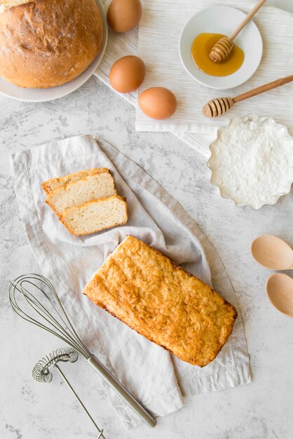 Vista superior de pan de plátano en rodajas con huevos y miel