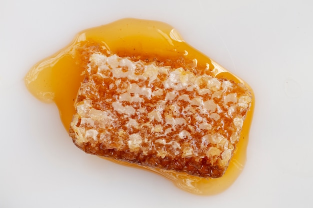 Vista superior del panal con cera de abejas y miel.