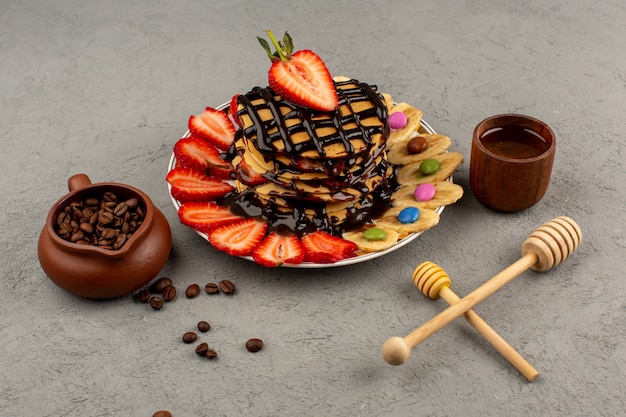 Foto gratuita vista superior de panqueques con frutas frescas y chocolate en el gris