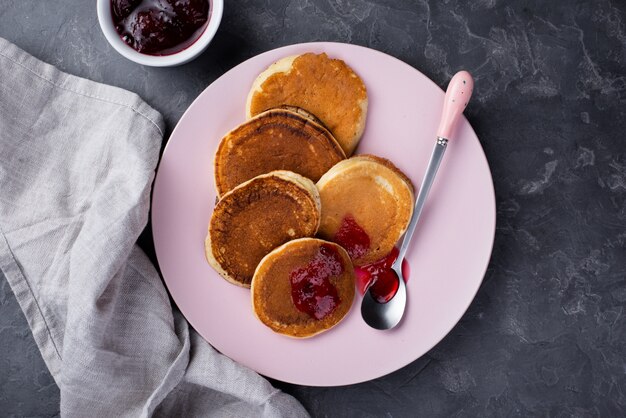 Foto gratuita vista superior de panqueques en un plato para el desayuno con mermelada