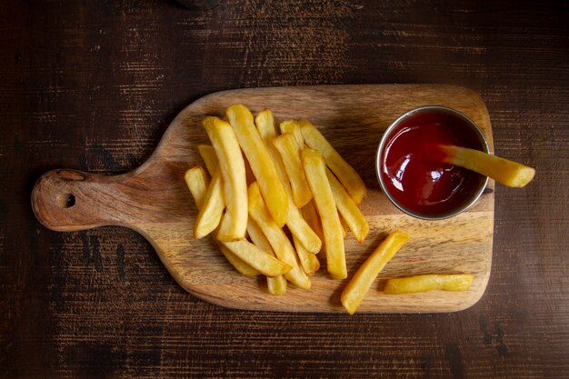 Vista superior de papas fritas y arreglo de salsa