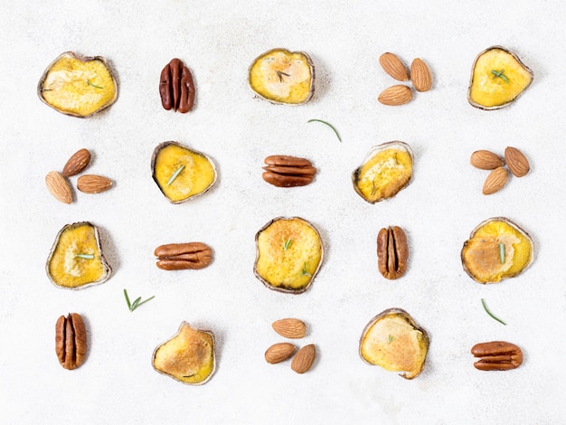 Foto gratuita vista superior de papas fritas con nueces y almendras