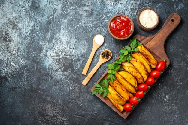 Vista superior papas fritas sabrosas con verduras y tomates sobre un fondo gris comida cena carne foto comida plato ensalada tomate