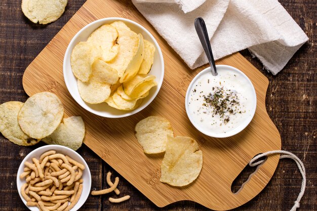 Foto gratuita vista superior de papas fritas con salsa