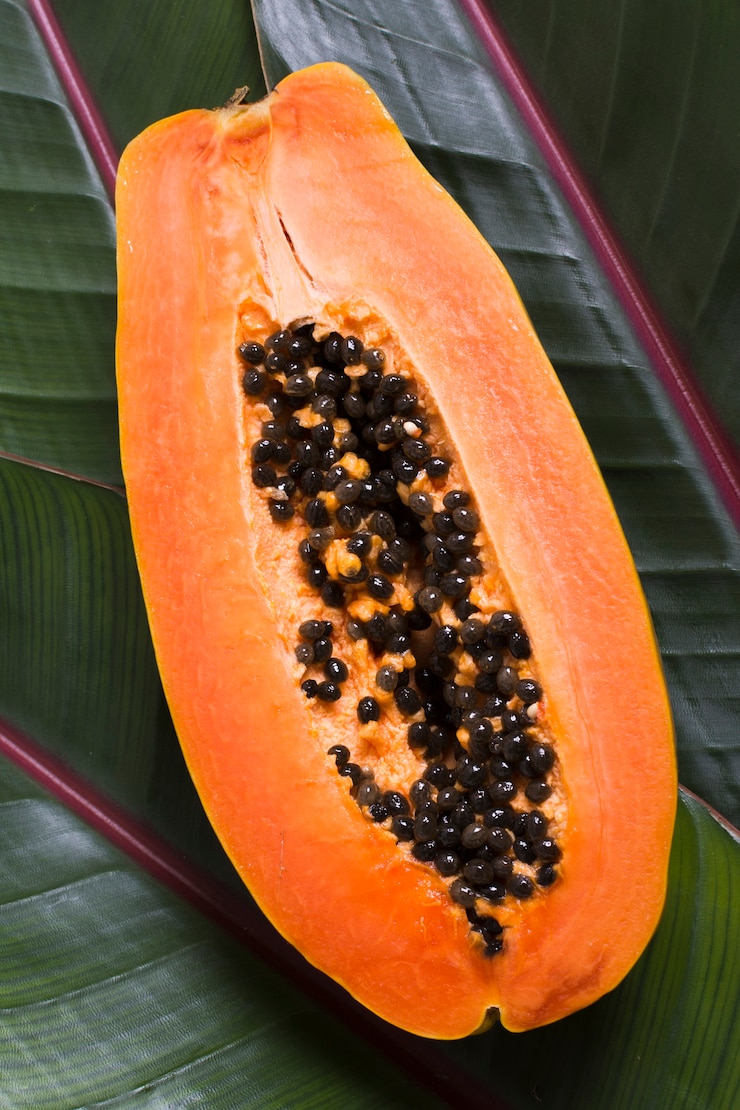 Foto gratuito vista superior de papaya exótica fruta lista para ser servida