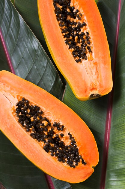 Vista superior papayas frescas listas para ser servidas