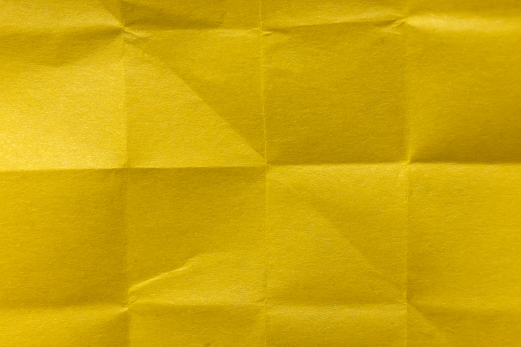 Foto gratuito vista superior papel arrugado amarillo
