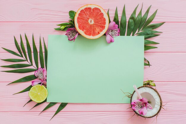 Vista superior de papel en blanco con frutas veraniegas