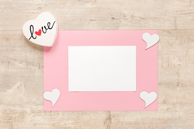 Foto gratuita vista superior de papel con corazones para san valentín